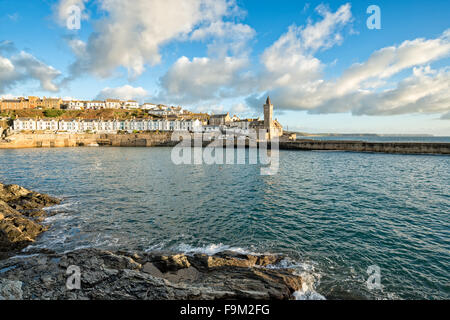 Une journée ensoleillée à Porthleven dans une ville balnéaire et port de pêche sur la côte de Cornwall Banque D'Images