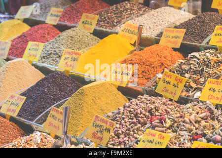 Épices colorées au marché aux épices à Istanbul, Turquie Banque D'Images