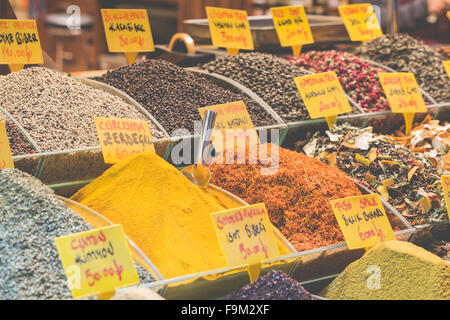 Épices colorées au marché aux épices à Istanbul, Turquie Banque D'Images