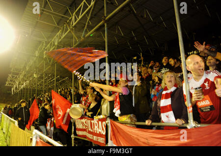 Brighton UK 16 décembre 2015 - La Whitehawk Ultras fans au 2ème tour de la FA Cup match replay entre Whitehawk et Dagenham et Redbridge au terrain clos à Brighton Banque D'Images