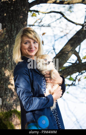 Le portrait de femme et son chien Banque D'Images