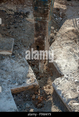 Pelle hydraulique marteau effectue l'excavation pour la pose du réseau à large bande avec fibres de verre Banque D'Images