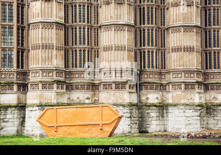 Photo Gros plan du palais de Westminster avec de grands conteneurs à déchets, Londres, Grande-Bretagne. Banque D'Images