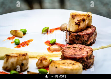 Terrine de queue de boeuf braisée et pétoncles Banque D'Images