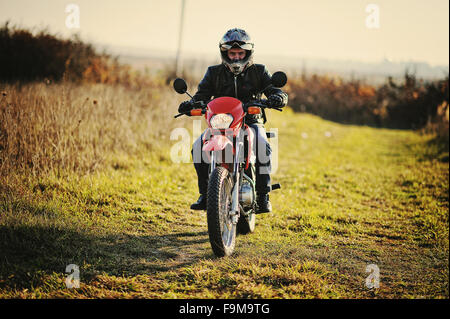 Enduro racer assis sur sa moto Banque D'Images