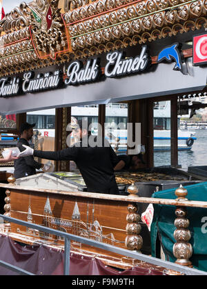 Balık ekmek - sandwich poisson bateaux, Eminonu, Istanbul, Turquie, Marmara. Banque D'Images