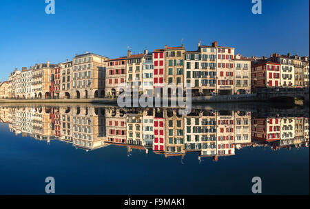 La Nive et le quai Galuperie dans les 'petits' Bayonne Bayonne (Pyrénées Atlantiques Aquitaine France). Pays Basque. Banque D'Images