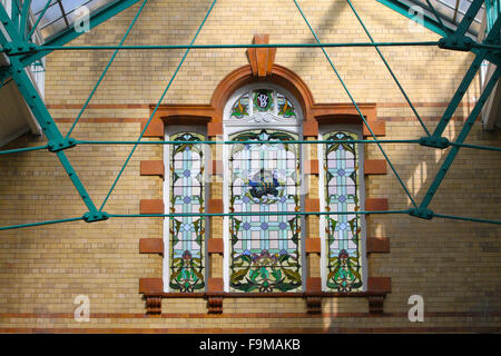 Vitrail au Victoria Baths de Manchester, qui a ouvert ses portes en 1906 et sert le public de 87 ans, est maintenant un musée. Banque D'Images