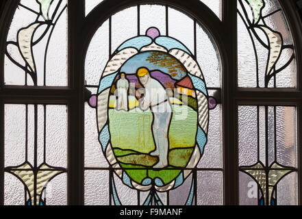 Fenêtre de cricket au Victoria Baths de Manchester, qui a ouvert ses portes en 1906 et sert le public de 87 ans, est maintenant un musée. Banque D'Images