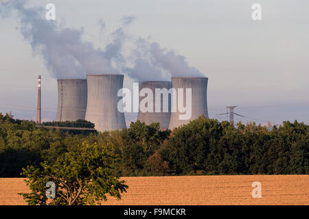 Les tours de refroidissement à la centrale nucléaire de Dukovany, en République Tchèque Banque D'Images