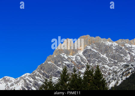 Paysage d'hiver en Autriche Alpes, neige et soleil Snowy winter scene Banque D'Images