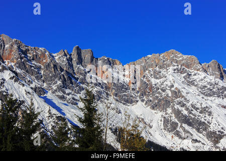 Paysage d'hiver en Autriche Alpes, neige et soleil Snowy winter scene Banque D'Images