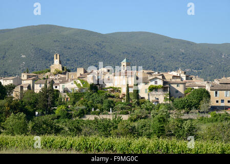 Vue sur le village provençal de Lourmarin dans le Luberon Vaucluse provence france Banque D'Images