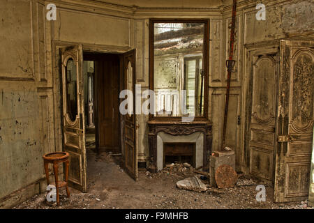 Maintenant le château à l'abandon est situé au sein d'une communauté fermée et riche est à l'Est de Paris. Banque D'Images