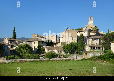 Vue sur le village de Lourmarin dans le Luberon Vaucluse provence france Banque D'Images