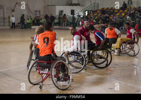 La ville de Gaza, la bande de Gaza, en Palestine. 25Th Dec 2015. Les Palestiniens lors du championnat de basket-ball en fauteuil roulant dans la ville de Gaza, le championnat local parrainé par le Comité international de la Croix-Rouge (CICR), Dec 17, 2015. Credit : Mahmoud Issa/Quds Net News Wire/ZUMA/Alamy Live News Banque D'Images