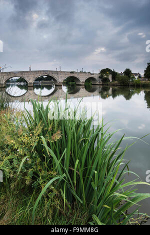 Matin Chertsey paysage Pont sur la Tamise à Londres Banque D'Images