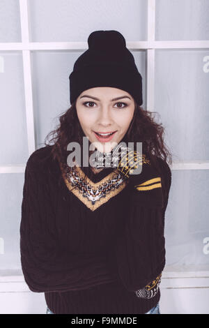 Cute girl in winter outfit posing for the camera Banque D'Images