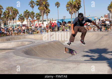 Jeune homme roller skate at Venice Beach Plaza à Venice Beach, Californie, États-Unis d'Amérique ; Banque D'Images