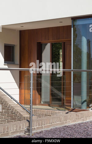 Détail de l'écran à l'extérieur glacé porte avant d'une maison familiale moderne. Les étapes d'entrée. Banque D'Images