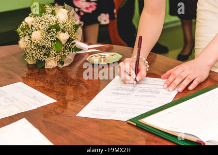 La signature de la licence de mariage mariée Banque D'Images
