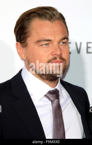 Hollywood, Californie. Dec 16, 2015. Leonardo DiCaprio assiste à la première de la 20th Century Fox et Regency Enterprises" "Le Revenant" au théâtre chinois de Grauman le 16 décembre 2015 à Hollywood, Californie./photo alliance © dpa/Alamy Live News Banque D'Images