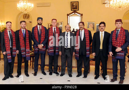 Le Ministre en chef du Sindh, Syed Qaim Ali Shah dans photo de groupe avec l'Ambassadeur de Pologne, Piotr Opalinski et sa délégation les membres au cours de réunion à CM Chambre à Karachi le jeudi 17 décembre 2015. Banque D'Images