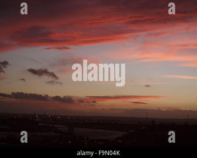 Newcastle Upon Tyne, le 17 décembre 2015, Météo France. Les hivers d'un coucher de soleil sur la rivière Tyne dans le nord-est de l'Angleterre. Credit : James Walsh/Alamy Live News Banque D'Images