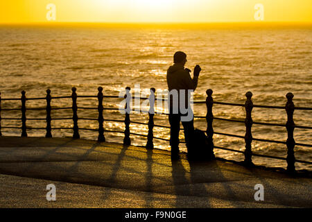 Blackpool, Lancashire, UK 17 Décembre, 2015. Météo britannique. Plus de coucher de soleil spectaculaire Blackpool avec de longues ombres et une mer d'or est enregistré par photographe local. Banque D'Images