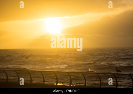 Blackpool, Royaume-Uni. 17 décembre 2015. Avec le temps d'hiver exceptionnellement doux continuant il y avait un bonus dans Blackpool, ce soir, avec un beau coucher de soleil pour terminer la journée. Crédit : Gary Telford/Alamy live news Banque D'Images