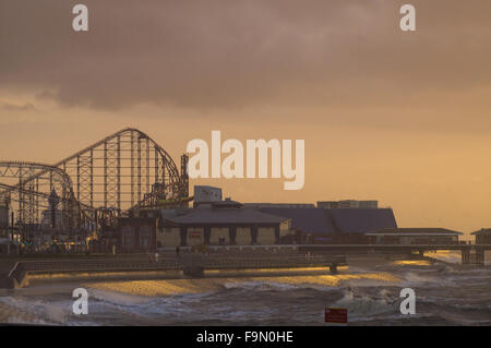 Blackpool, Royaume-Uni. 17 décembre 2015. Avec le temps d'hiver exceptionnellement doux continuant il y avait un bonus dans Blackpool, ce soir, avec un beau coucher de soleil pour terminer la journée. Crédit : Gary Telford/Alamy live news Banque D'Images