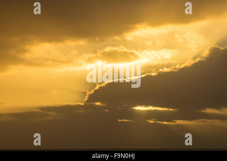 Blackpool, Royaume-Uni. 17 décembre 2015. Avec le temps d'hiver exceptionnellement doux continuant il y avait un bonus dans Blackpool, ce soir, avec un beau coucher de soleil pour terminer la journée. Crédit : Gary Telford/Alamy live news Banque D'Images