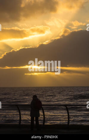 Blackpool, Royaume-Uni. 17 décembre 2015. Avec le temps d'hiver exceptionnellement doux continuant il y avait un bonus dans Blackpool, ce soir, avec un beau coucher de soleil pour terminer la journée. Crédit : Gary Telford/Alamy live news Banque D'Images