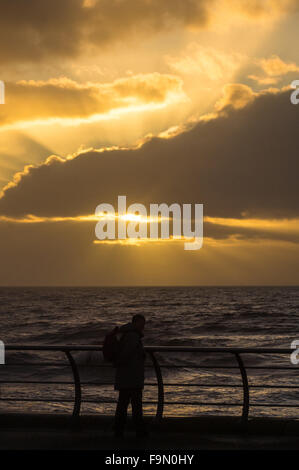 Blackpool, Royaume-Uni. 17 décembre 2015. Avec le temps d'hiver exceptionnellement doux continuant il y avait un bonus dans Blackpool, ce soir, avec un beau coucher de soleil pour terminer la journée. Crédit : Gary Telford/Alamy live news Banque D'Images