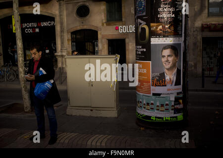 Barcelone, Catalogne, Espagne. 25Th Dec 2015. Ciudadanos chef du parti, Albert Rivera, candidat pour les prochaines élections générales, le 20 décembre est vu à une affiche de campagne dans la région de La Rambla de Barcelone, Espagne, le 17 décembre, 2015. © Jordi Boixareu/ZUMA/Alamy Fil Live News Banque D'Images