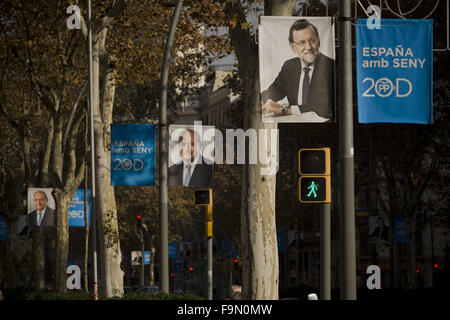 Barcelone, Catalogne, Espagne. 25Th Dec 2015. Le Premier ministre espagnol et président du parti populaire Mariano Rajoy, candidat pour les prochaines élections générales du 20 décembre, le ministre de l'intérieur de l'Espagne et Jorge Fernandez Diaz sont vus à leurs affiches dans les rues de Barcelone, Espagne, le 17 décembre, 2015. © Jordi Boixareu/ZUMA/Alamy Fil Live News Banque D'Images