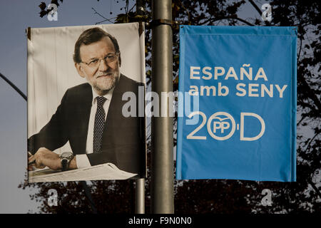 Barcelone, Catalogne, Espagne. 25Th Dec 2015. Le Premier ministre espagnol et président du parti populaire Mariano Rajoy, candidat pour les prochaines élections générales, le 20 décembre est vu à une affiche de campagne dans les rues de Barcelone, Espagne, le 17 décembre, 2015. © Jordi Boixareu/ZUMA/Alamy Fil Live News Banque D'Images