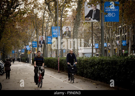 Barcelone, Catalogne, Espagne. 25Th Dec 2015. Le Premier ministre espagnol et président du parti populaire Mariano Rajoy, candidat pour les prochaines élections générales du 20 décembre, le ministre de l'intérieur de l'Espagne et Jorge Fernandez Diaz sont vus à leurs affiches dans les rues de Barcelone, Espagne, le 17 décembre, 2015. © Jordi Boixareu/ZUMA/Alamy Fil Live News Banque D'Images