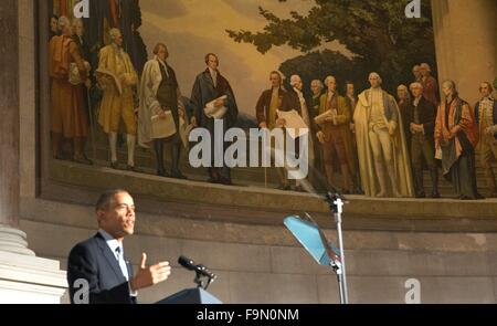 Le président Barack Obama parle sous une peinture de pères fondateurs au cours d'une cérémonie de naturalisation pour les nouveaux citoyens américains aux Archives Nationales à Washington, Mardi, Décembre 15, 2015. Crédit : Martin H. Simon/Piscine via CNP - AUCUN FIL SERVICE - Banque D'Images