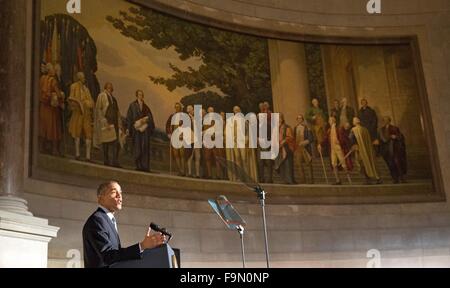 Le président Barack Obama parle sous une peinture de pères fondateurs au cours d'une cérémonie de naturalisation pour les nouveaux citoyens américains aux Archives Nationales à Washington, Mardi, Décembre 15, 2015. Crédit : Martin H. Simon/Piscine via CNP - AUCUN FIL SERVICE - Banque D'Images