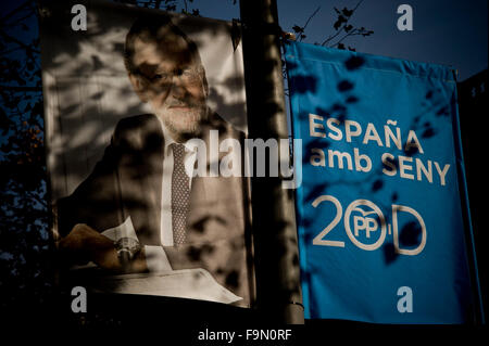 Barcelone, Espagne. 25Th Dec 2015. Le Premier ministre espagnol et président du Partido Popular) Mariano Rajoy, candidat pour les prochaines élections générales, le 20 décembre est vu à une affiche de campagne dans les rues de Barcelone, Espagne, le 17 décembre, 2015. Crédit : Jordi Boixareu/Alamy Live News Banque D'Images