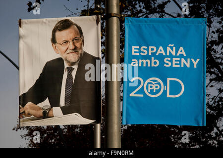 Barcelone, Espagne. 25Th Dec 2015. Le Premier ministre espagnol et président du parti populaire Mariano Rajoy, candidat pour les prochaines élections générales, le 20 décembre est vu à une affiche de campagne dans les rues de Barcelone, Espagne, le 17 décembre, 2015. Crédit : Jordi Boixareu/Alamy Live News Banque D'Images