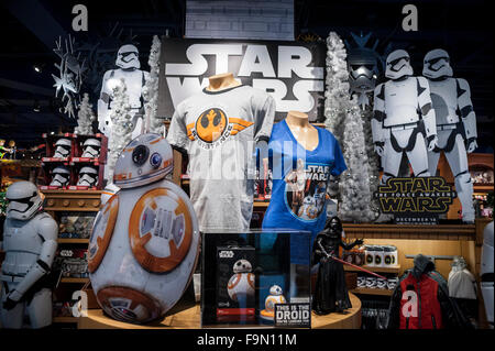 Chicago, USA. 17 décembre 2015. Le Disney store dans Michigan Avenue promeut le nouveau film, 'Star Wars, la Force s'éveille', qui s'ouvre à Chicago le 18 décembre. Crédit : Stephen Chung / Alamy Live News Banque D'Images