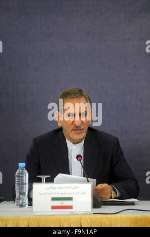 (151217) -- ALGER, le 17 décembre 2015 (Xinhua) -- le premier vice-président Iranien en visite Jahangiri Arefullah participe à une réunion avec le Premier Ministre algérien Abelmalek Sellal (pas dans le photo) à Alger, Algérie, le 17 décembre 2015. L'Algérie et l'Iran le jeudi ont signé trois protocoles d'entente (PE) visant à relancer les relations économiques, l'accent de la coopération mutuelle dans les domaines de l'industrie, la haute technologie et l'agriculture. (Xinhua) Banque D'Images