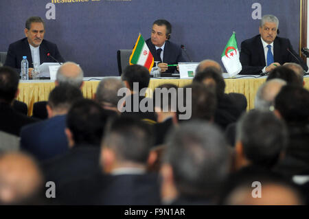 (151217) -- ALGER, le 17 décembre 2015 (Xinhua) -- le premier vice-président Iranien en visite Jahangiri Arefullah (L) participe à une réunion avec le Premier Ministre algérien Abelmalek Sellal (R) à Alger, Algérie, le 17 décembre 2015. L'Algérie et l'Iran le jeudi ont signé trois protocoles d'entente (PE) visant à relancer les relations économiques, l'accent de la coopération mutuelle dans les domaines de l'industrie, la haute technologie et l'agriculture. (Xinhua) Banque D'Images