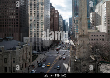 Chicago, USA. 17 décembre 2015. Une vue de "The Magnificent Mile', sur Michigan Avenue, dans le centre-ville de Chicago. Cette partie de la propriété est la maison pour les grands détaillants d'attirer les clients de faire des achats dans leur préparation pour Noël. Crédit : Stephen Chung / Alamy Live News Banque D'Images