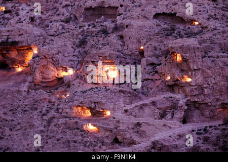 Allumer des bougies illuminant petites grottes près de Mar Saba monastère dans le désert de Judée ou de Judée au cours de Mar Saba Day le 17 décembre 2015. Le monastère grec-orthodoxe de la laure de la Sainte de Saint Sabbas le sanctifié connue en arabe comme Mar Saba a été construit dans le cinquième siècle de notre ère et a été occupé presque sans interruption depuis sa création, ce qui en fait l'un des plus anciens monastères habités dans le monde. Banque D'Images