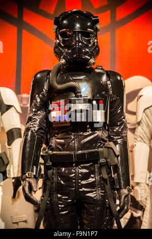 New York, USA. 17 Décembre, 2015. Tenues de Star Wars sont présentés dans l'exposition Smithsonian, rebelle. Jedi, la princesse, La Reine : La Guerre des étoiles et le pouvoir du costume. Ces costumes ont façonné l'identité de ces fameux personnages. Du masque noir menaçant de Darth Vader. la suite de doré C-3PO, Luke Skywalker, Imperial storm troopers, Yoda, Obi-Wan Kenobi, Chewbacca a Smiling cat, et d'autres des six films. Nouveaux costumes de la Force s'éveille sont également présentées. Crédit : Scott Houston/Alamy Live News Banque D'Images