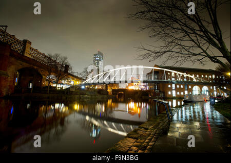 La nuit de l'image du bassin Castlefield Rochdale Canal, dans le centre-ville de Manchester. Photo par Paul Heyes Lundi, Décembre Banque D'Images