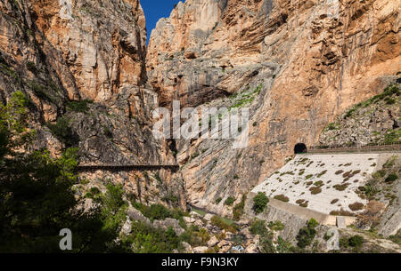 El Caminito del Rey est un passage couvert, épinglé à parois abruptes d'une gorge étroite à El Chorro, près de Malaga, Andalousie, Espagne Banque D'Images